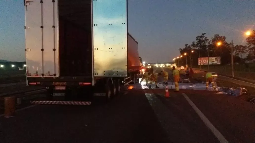 Carga de tinta se espalha na Via Dutra em Itatiaia e causa interdição total da pista