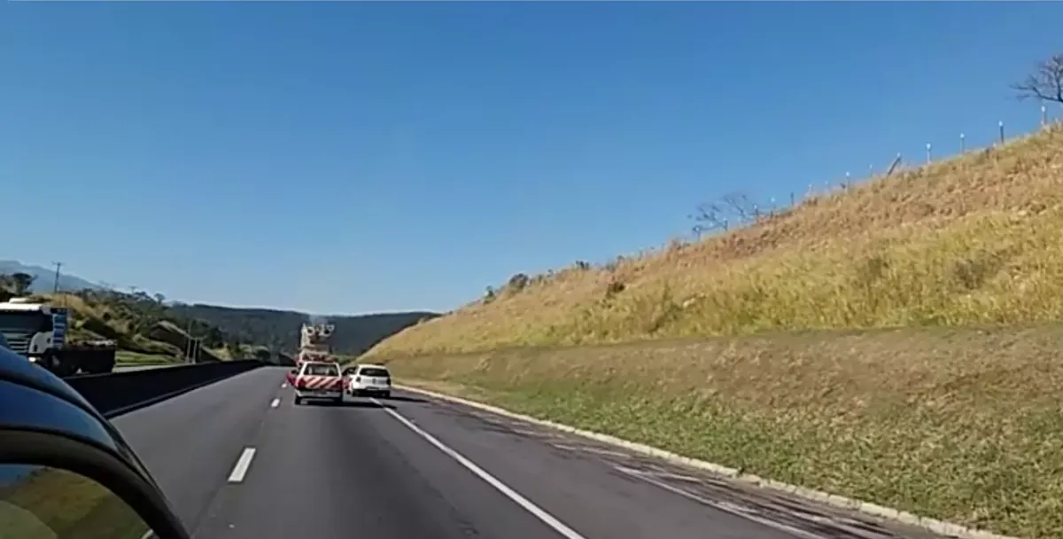 Carga monstro de 480 toneladas mobiliza PRF e causa lentidão na Via Dutra