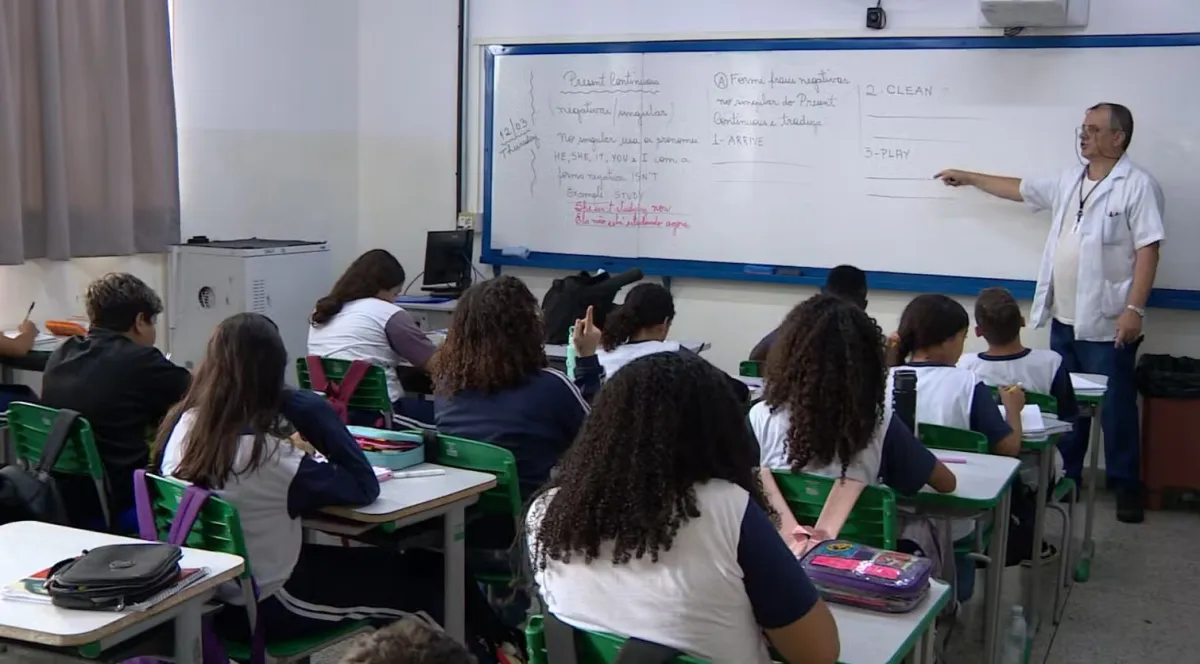 Salários de Professores no Brasil: Estudo Revela Remuneração Média, Desafios da Carreira e Déficit em Relação a Outras Profissões