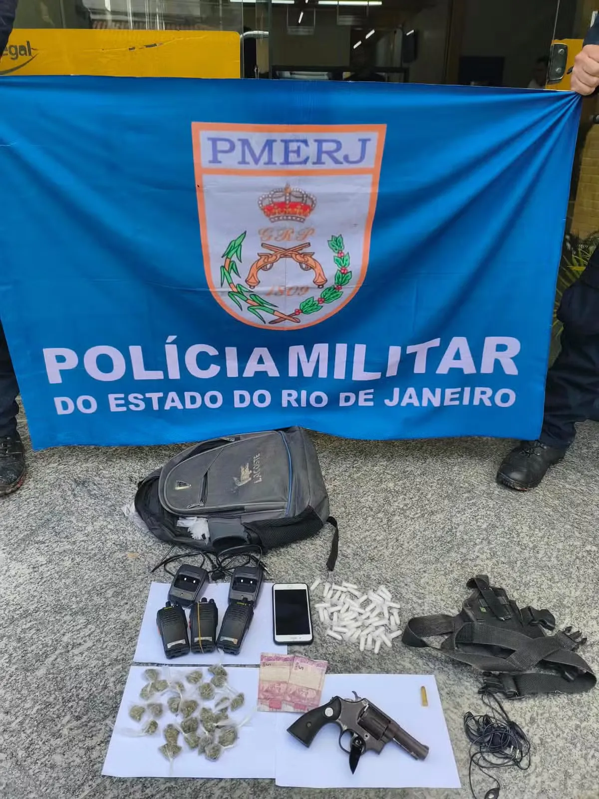 Adolescente de 16 anos é apreendido com armas e drogas durante operação policial em Três Rios