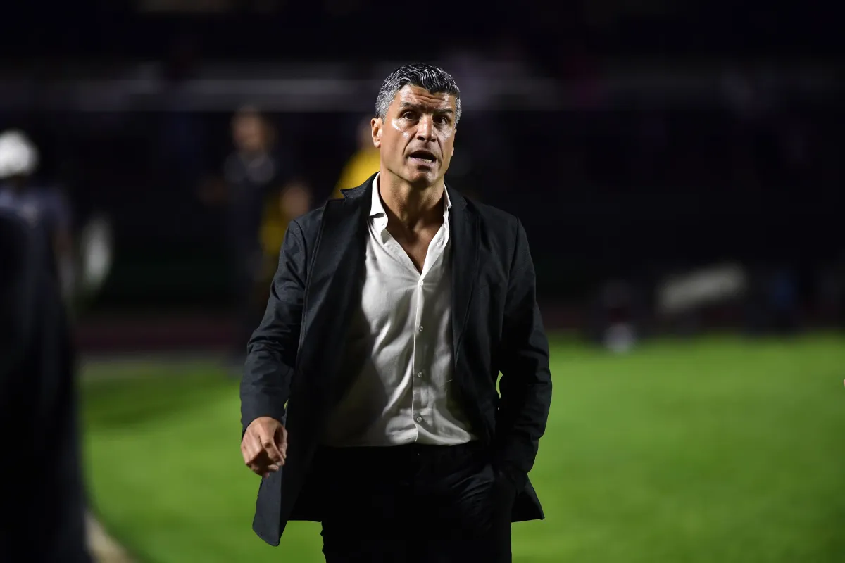Pedro Emanuel liga o sinal de alerta no Vasco após derrota e garante foco total contra o rebaixamento