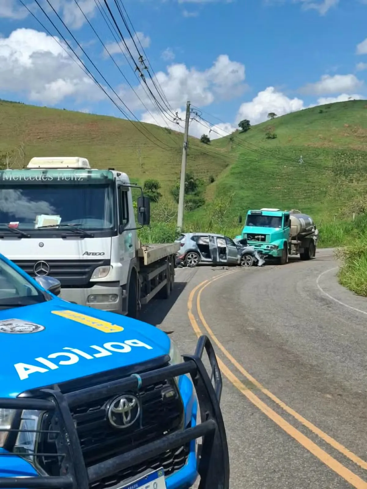 Colisão entre automóvel e caminhão na RJ-143 deixa vítima gravemente ferida em Valença