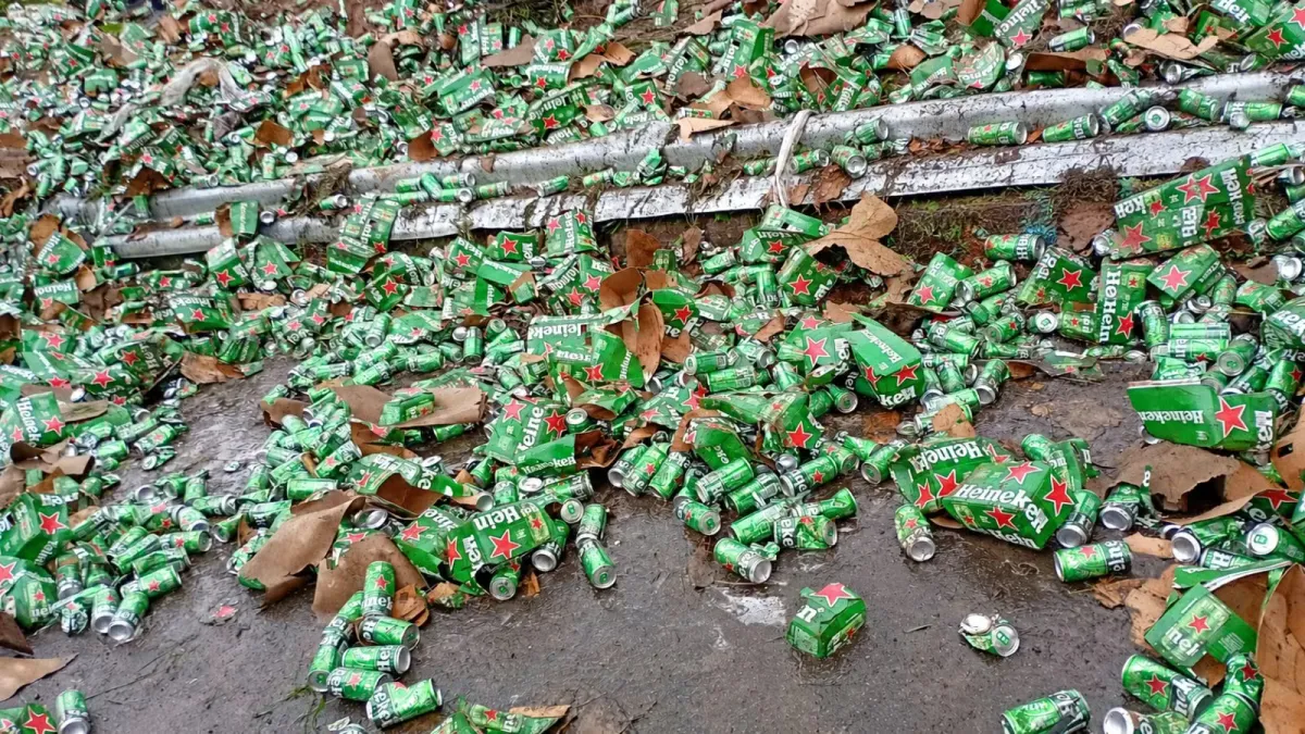 Carreta carregada de cerveja tomba na Via Dutra em Piraí e deixa ferido grave
